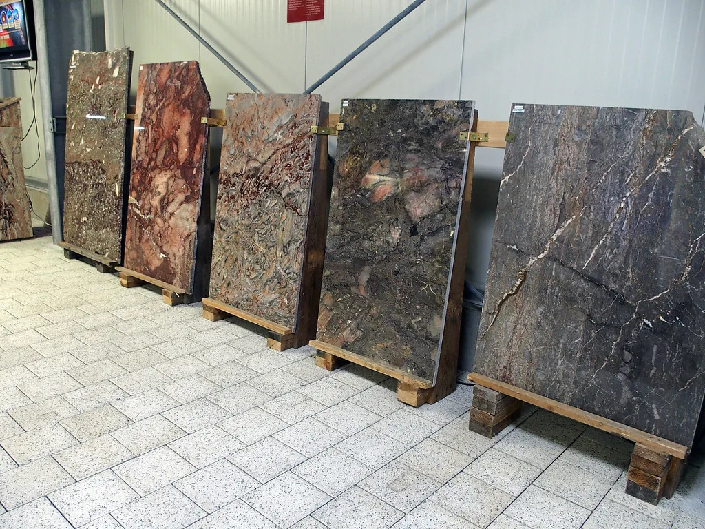 großformatige polierte Marmorplatten